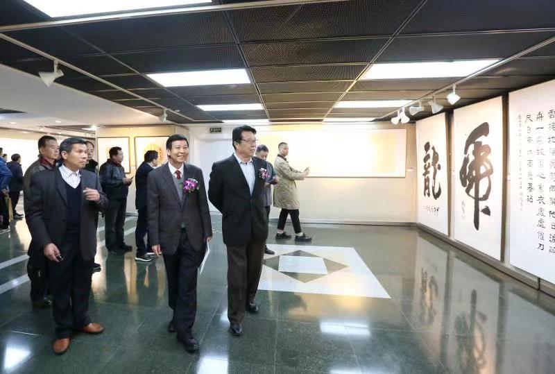 罗殿龙陪同覃志刚观展