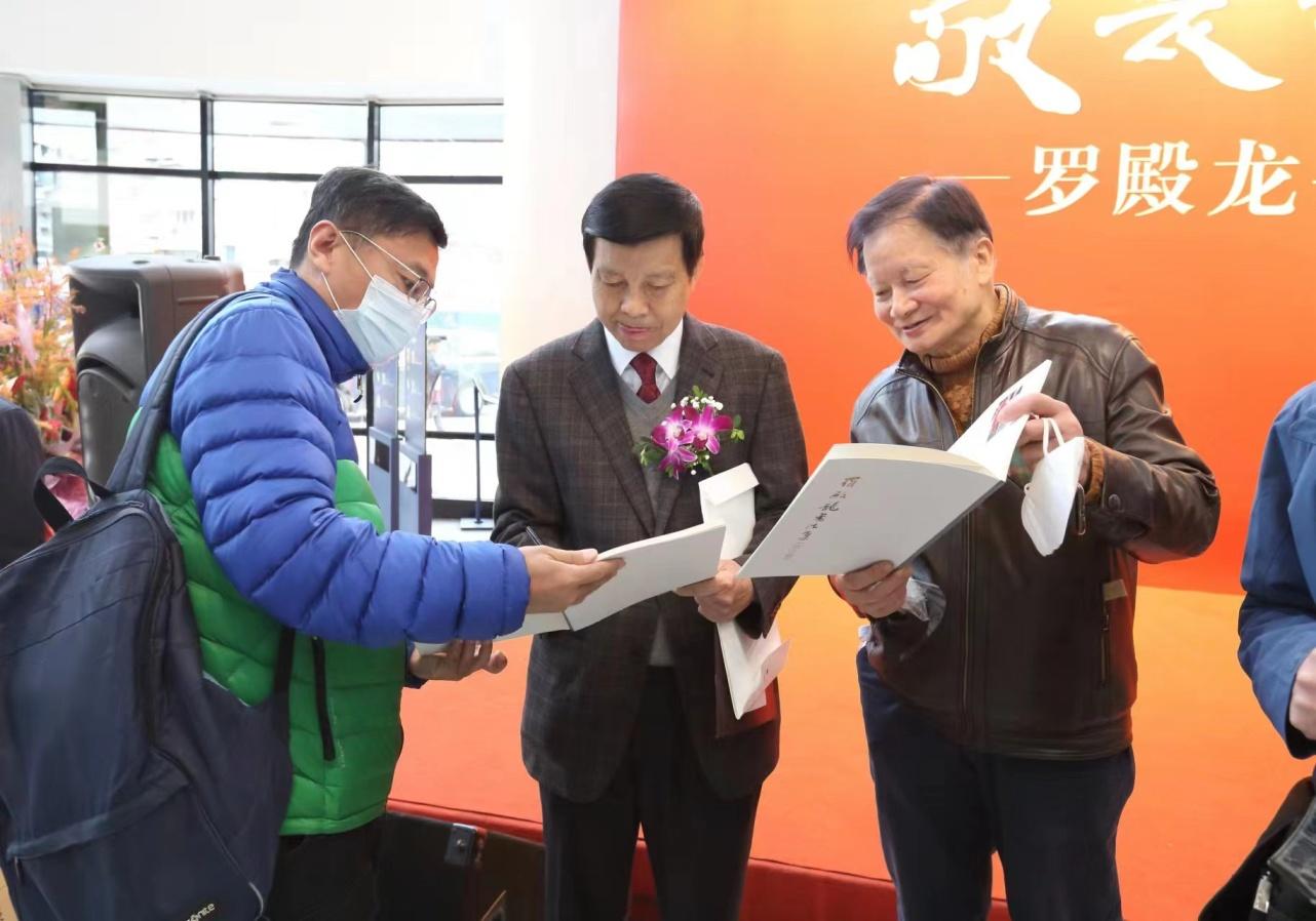 罗殿龙在给观展书法爱好者签名留言