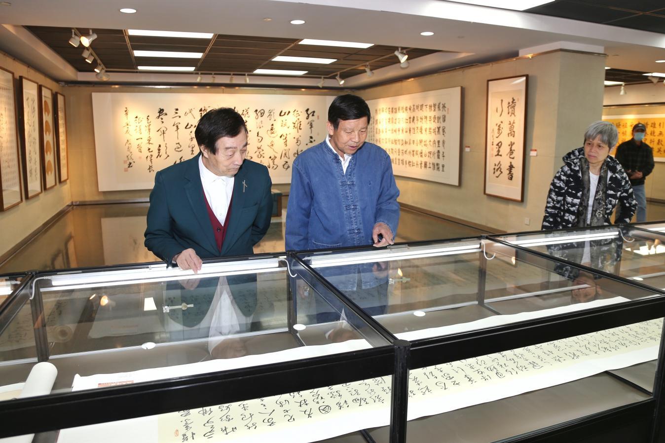 中国摄影家协会会员，高级摄影师张静在观看作品