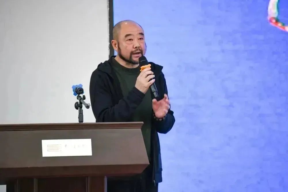 贵州省文联副主席，贵州大学艺术学院院长耿翊宣布展览开幕