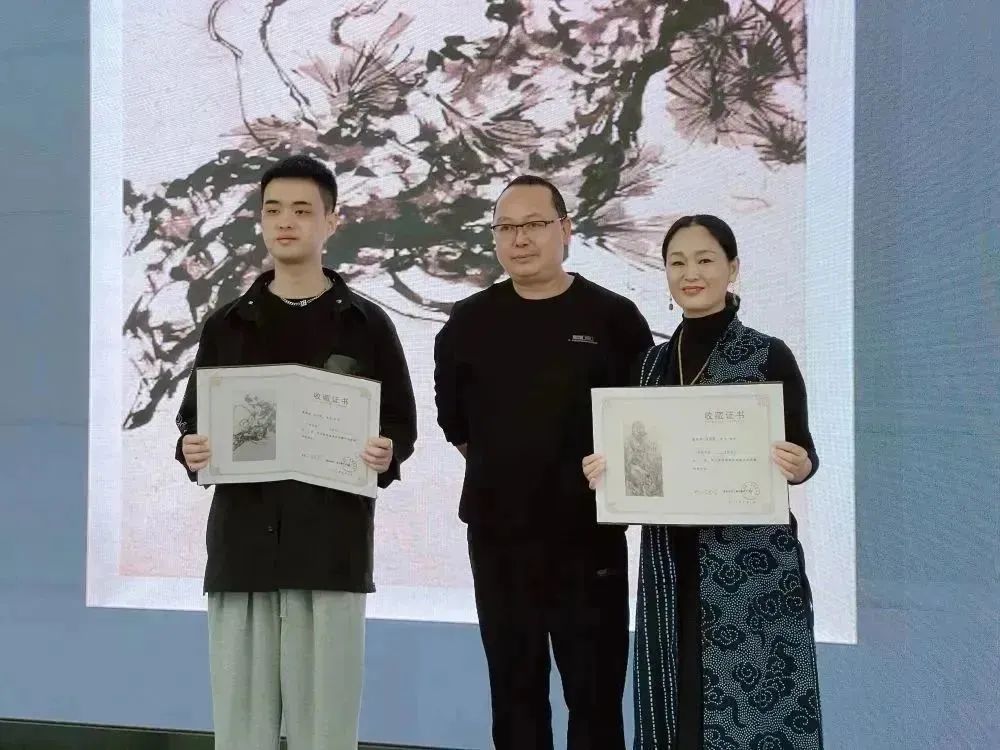 贵州画院（贵州美术馆）典藏部副主任刘一意向张同霖家属颁发收藏证书