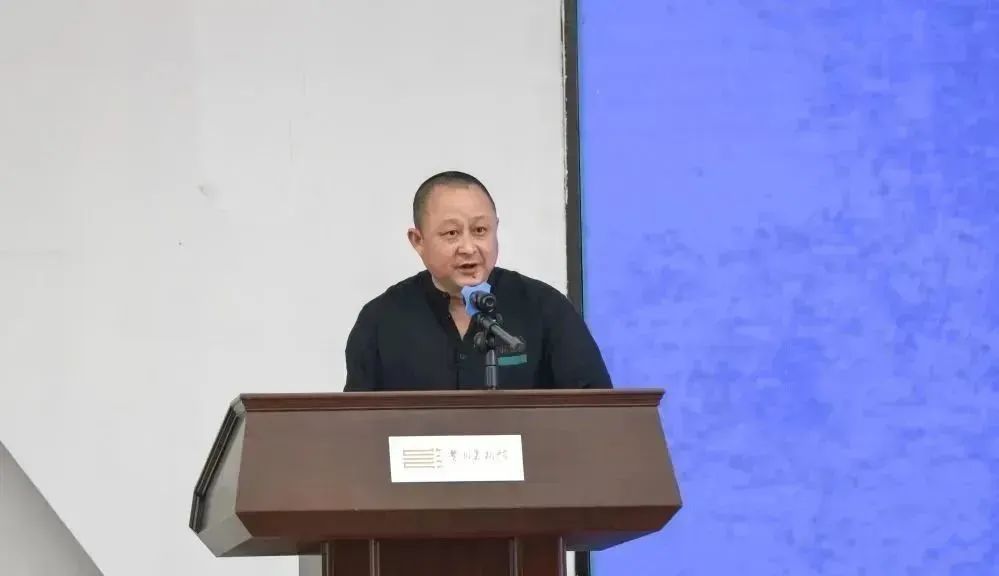 贵州画院院长、贵州美术馆馆长潘闻丞主持开幕式
