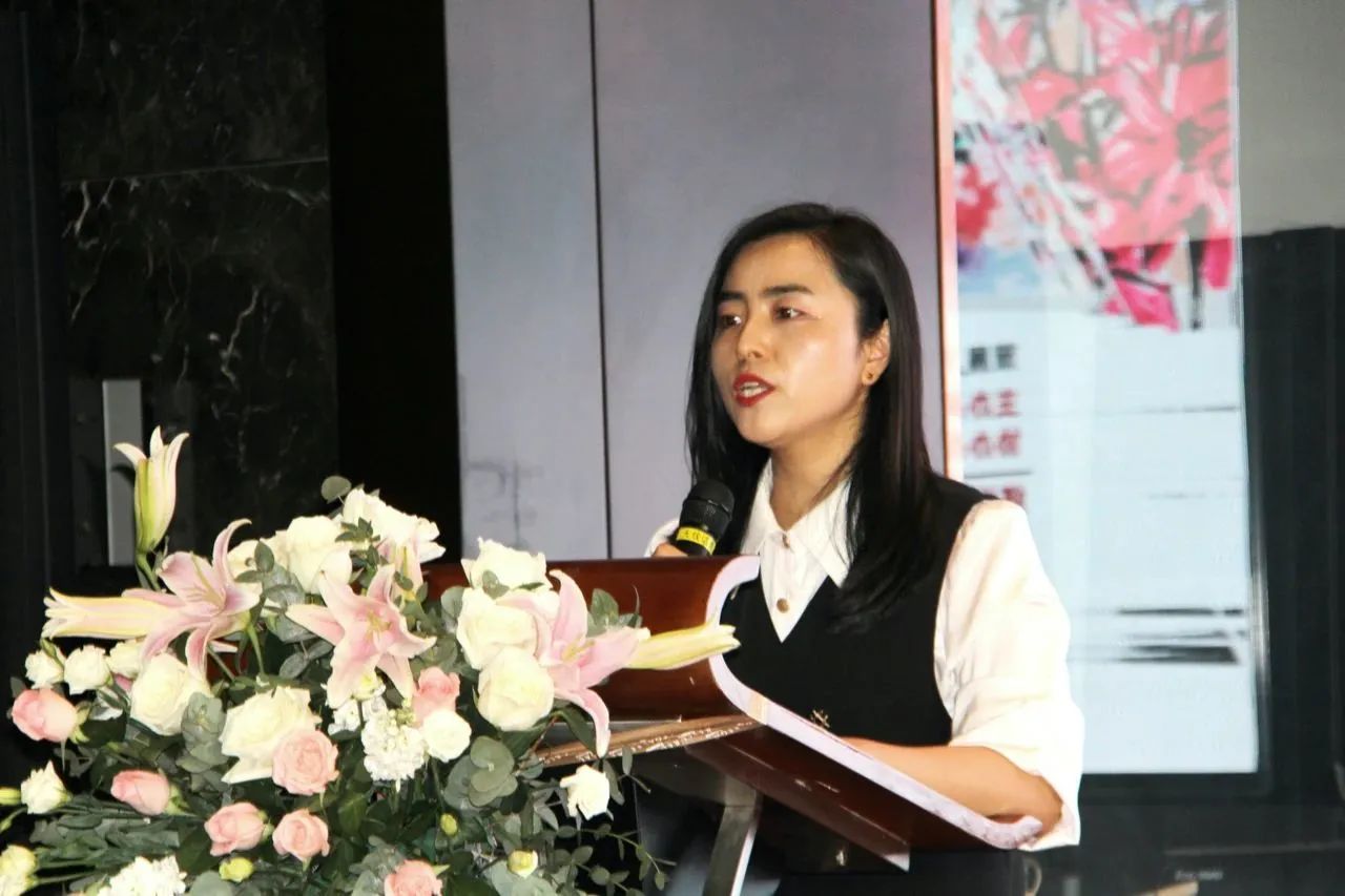 本次展览策展人、空中丝路美术馆馆长滑棉主持开幕仪式
