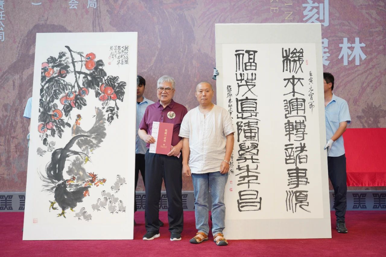 赵梅林老师向淮安市美术馆捐赠作品，淮安市美术馆（书画院）副馆（院）长徐为零先生接受捐赠并颁发收藏证书。