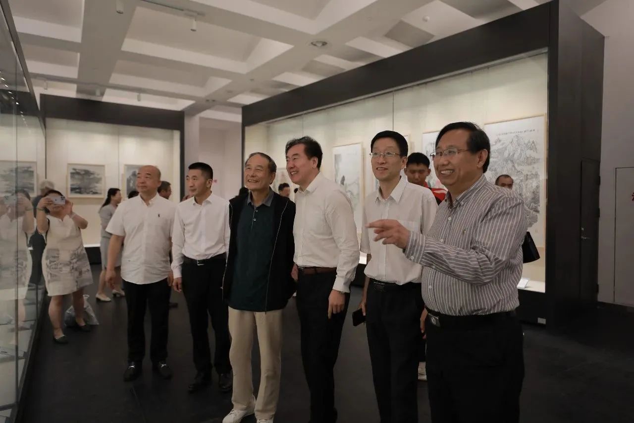 省市领导参观展览