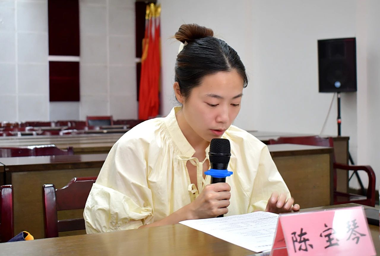 湖南省美协办公室干部陈宝琴