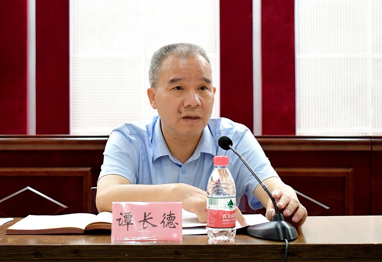 湖南省美协副主席、秘书长谭长德