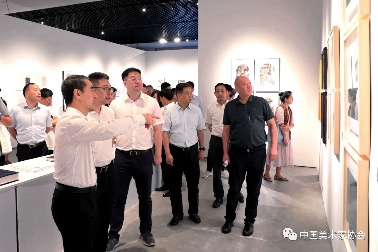 书香中国——中国第三届插图装帧艺术展览嘉宾参观展览