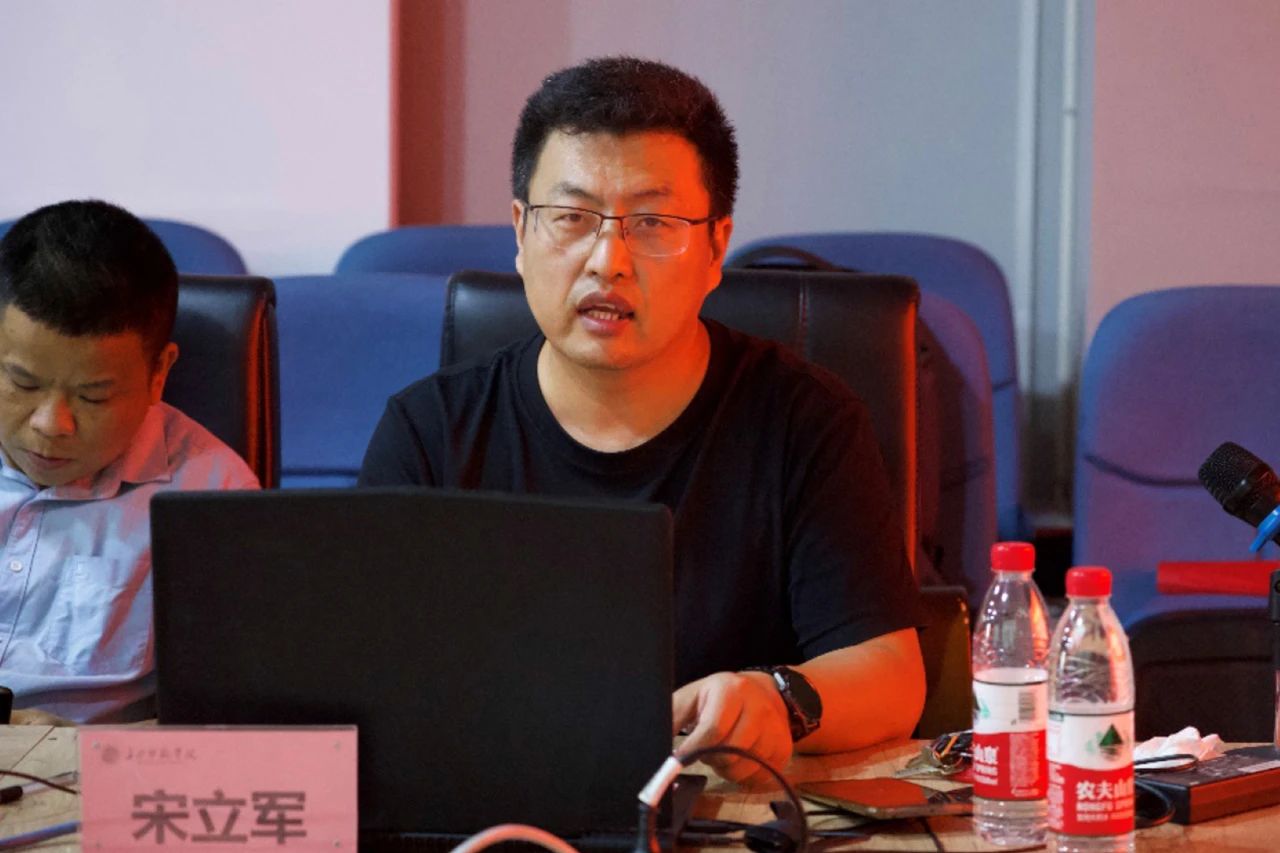 新当选的湖南省美术家协会动漫艺术委员会秘书长宋立军主持会议