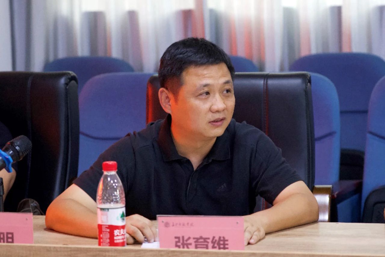 新当选的湖南省美术家协会动漫艺术委员会副主任张育维发言