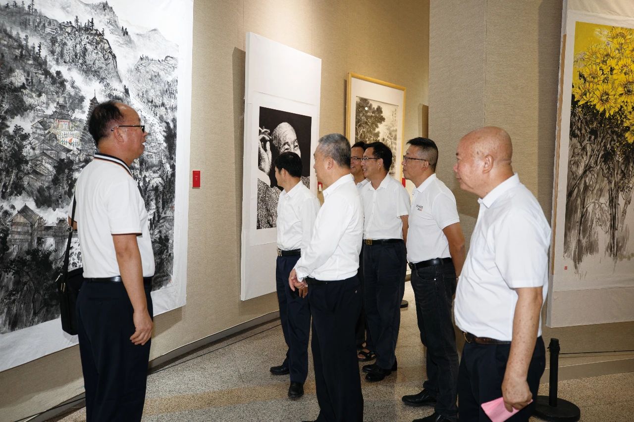 兴宁市560美术家作品邀请展领导嘉宾观展