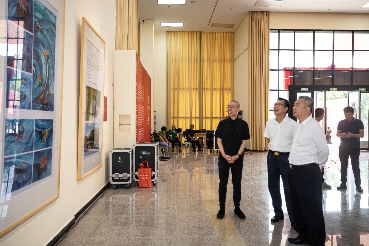 兴宁市560美术家作品邀请展领导嘉宾观展