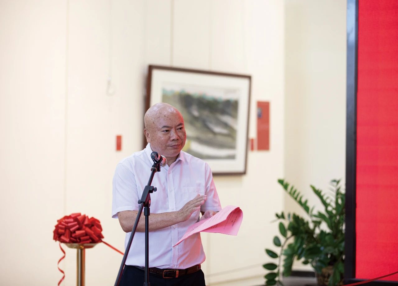 肇庆市文联副主席、黎雄才美术馆、肇庆美术馆馆长、肇庆市美协主席罗秋帆主持展览开幕式
