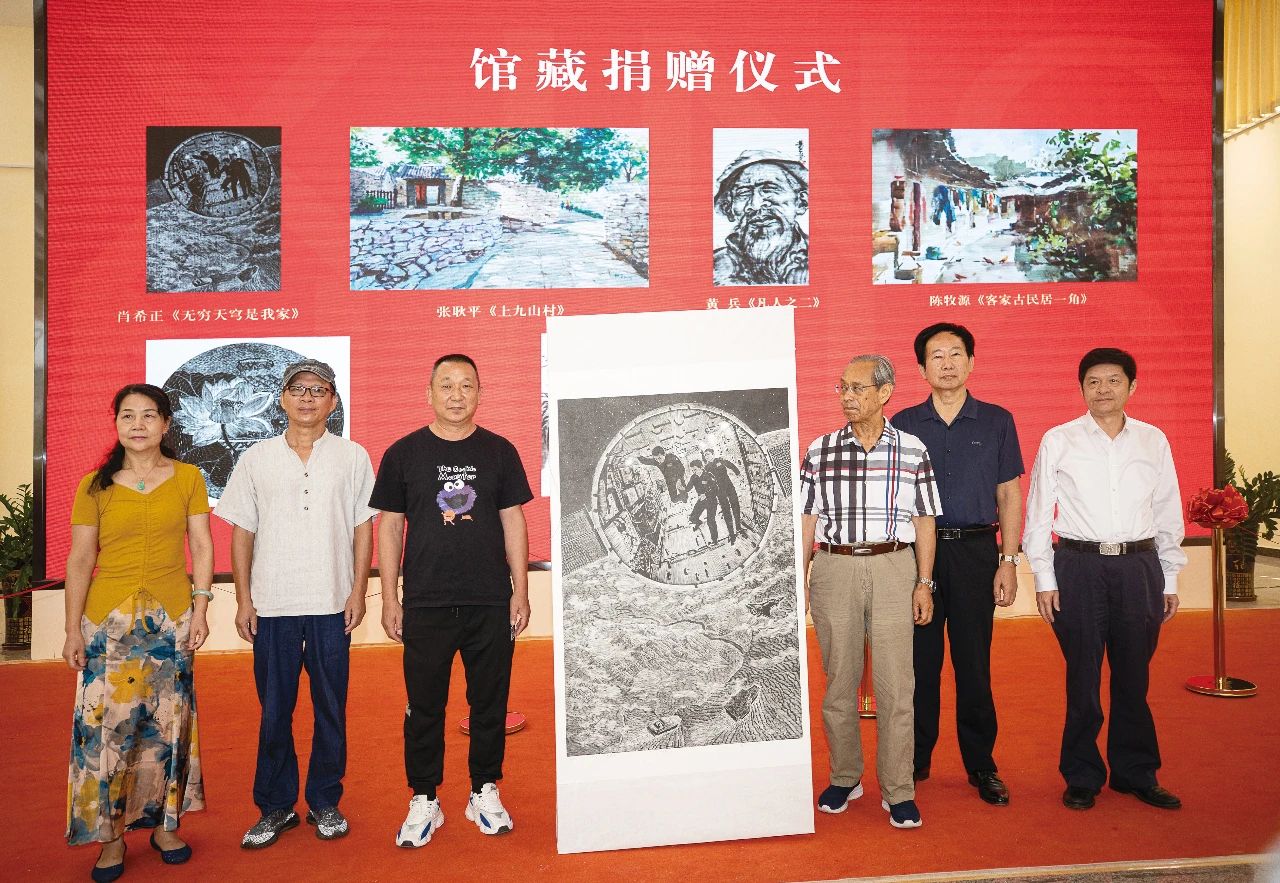 广东省政协委员、肇庆学院原党委书记曾桓松代表肇庆美术馆接收捐赠艺术家代表肖希正捐赠的馆藏作品