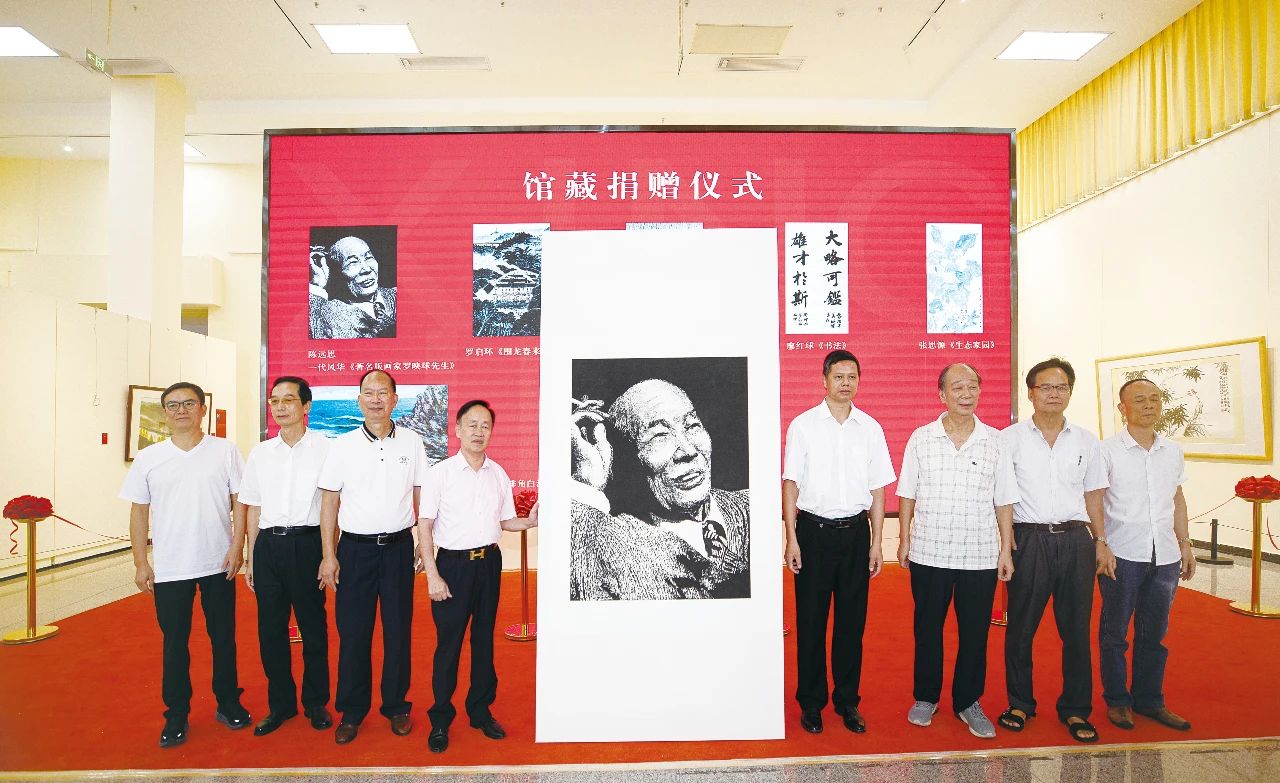肇庆市人大常委会副主任张思辉代表肇庆美术馆接收捐赠艺术家代表陈远思捐赠的馆藏作品