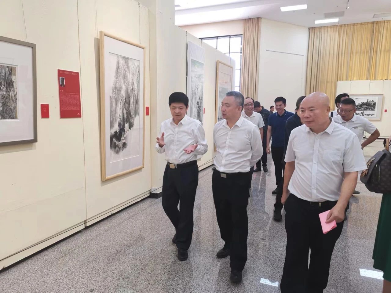 兴宁市560美术家作品邀请展领导嘉宾观展