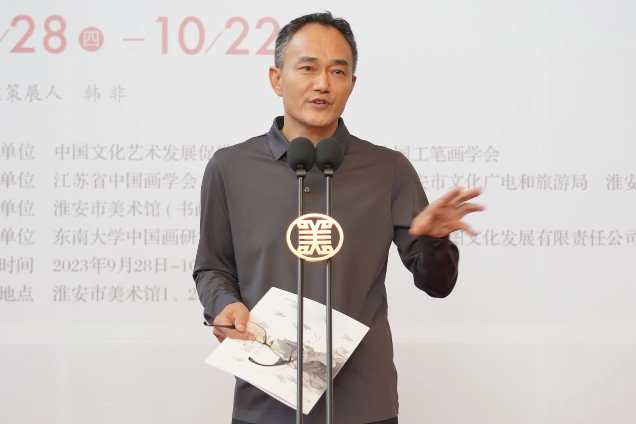 淮安市美术馆（书画院）馆（院）长李德会代中国画学会会长、着名画家田黎明宣读致辞