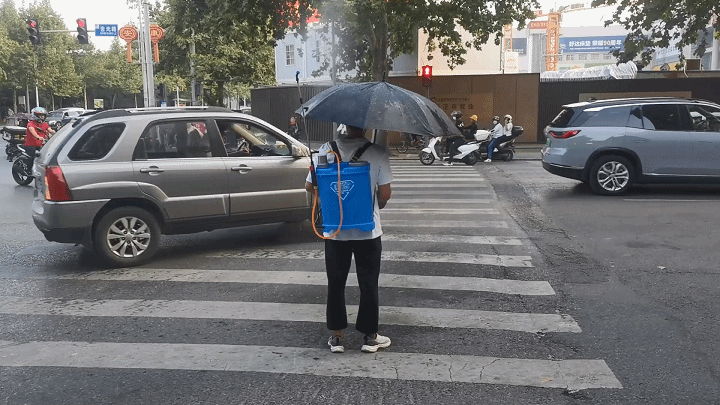 李鹏鹏 ·《下雨的路口》