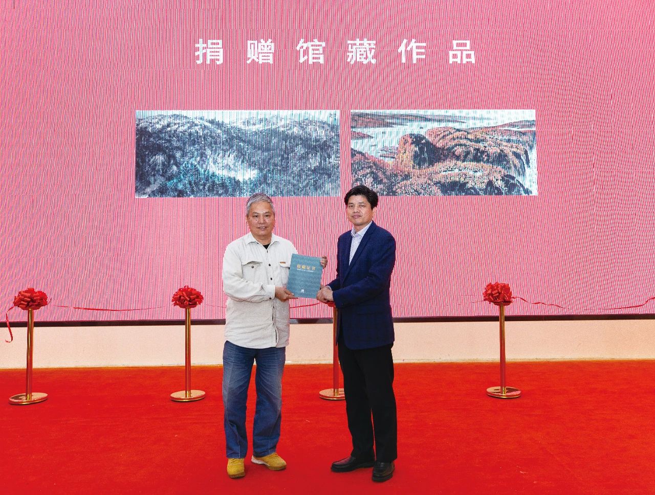 肇庆学院党委副书记欧洪湛代表肇庆美术馆为江郁之颁发收藏证书